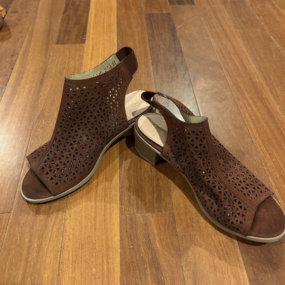 Womans American Eagle Faux Suede Perforated Peep toe Low Chunky heels Size 8.5